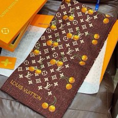 LV X TM MONOGRAM CERISE 140丝绒方巾 【140双面丝绒同色】 LV × TM Monogram LV X TM MONOGRAM CERISE 140丝绒方巾 【140双面丝绒同色】 LV × TM Monogram