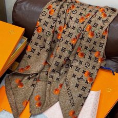 LV X TM MONOGRAM CERISE 140丝绒方巾 【140双面丝绒同色】 LV × TM Monogram LV X TM MONOGRAM CERISE 140丝绒方巾 【140双面丝绒同色】 LV × TM Monogram