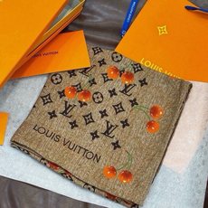 LV X TM MONOGRAM CERISE 140丝绒方巾 【140双面丝绒同色】 LV × TM Monogram LV X TM MONOGRAM CERISE 140丝绒方巾 【140双面丝绒同色】 LV × TM Monogram