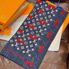LV X TM MONOGRAM CERISE 140丝绒方巾 【140双面丝绒同色】 LV × TM Monogram LV X TM MONOGRAM CERISE 140丝绒方巾 【140双面丝绒同色】 LV × TM Monogram