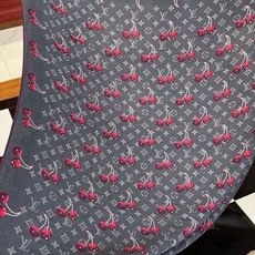 LV X TM MONOGRAM CERISE 140丝绒方巾 【140双面丝绒同色】 LV × TM Monogram LV X TM MONOGRAM CERISE 140丝绒方巾 【140双面丝绒同色】 LV × TM Monogram