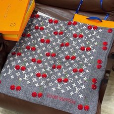 LV X TM MONOGRAM CERISE 140丝绒方巾 【140双面丝绒同色】 LV × TM Monogram LV X TM MONOGRAM CERISE 140丝绒方巾 【140双面丝绒同色】 LV × TM Monogram