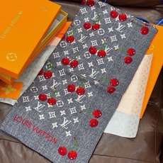 LV X TM MONOGRAM CERISE 140丝绒方巾 【140双面丝绒同色】 LV × TM Monogram LV X TM MONOGRAM CERISE 140丝绒方巾 【140双面丝绒同色】 LV × TM Monogram