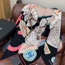 高级成衣系列~Chanel 【140双面同色丝绒披肩】 此系列谱写一曲自由轻灵的赞歌 本系列作品创新演绎品牌的风格符号 高级成衣系列~Chanel 【140双面同色丝绒披肩】 此系列谱写一曲自由轻灵的赞歌 本系列作品创新演绎品牌的风格符号