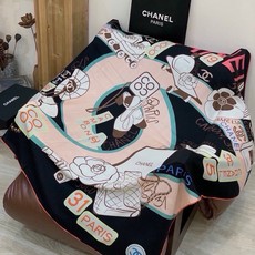 高级成衣系列~Chanel 【140双面同色丝绒披肩】 此系列谱写一曲自由轻灵的赞歌 本系列作品创新演绎品牌的风格符号 高级成衣系列~Chanel 【140双面同色丝绒披肩】 此系列谱写一曲自由轻灵的赞歌 本系列作品创新演绎品牌的风格符号