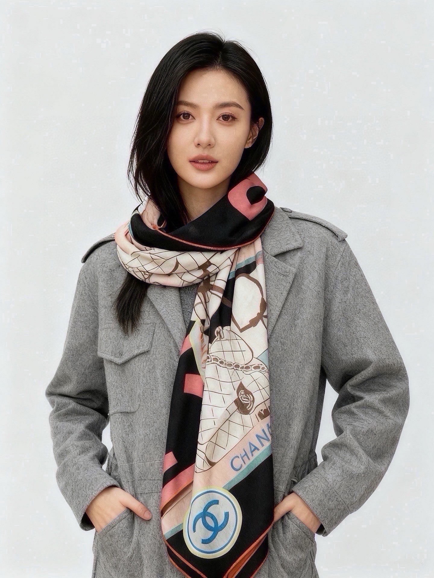 高级成衣系列~Chanel 【140双面同色丝绒披肩】 此系列谱写一曲自由轻灵的赞歌 本系列作品创新演绎品牌的风格符号 高级成衣系列~Chanel 【140双面同色丝绒披肩】 此系列谱写一曲自由轻灵的赞歌 本系列作品创新演绎品牌的风格符号