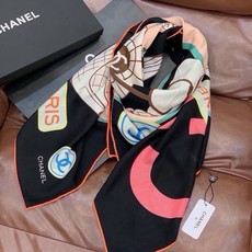 高级成衣系列~Chanel 【140双面同色丝绒披肩】 此系列谱写一曲自由轻灵的赞歌 本系列作品创新演绎品牌的风格符号 高级成衣系列~Chanel 【140双面同色丝绒披肩】 此系列谱写一曲自由轻灵的赞歌 本系列作品创新演绎品牌的风格符号