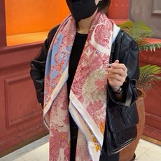 爱马仕~秋冬搭配利器❗️顶级双面同色 版真丝羊绒披肩!!1条等于2条】点睛精彩,图案和配色都超级喜欢,又一款双面配色工艺 爱马仕~秋冬搭配利器❗️顶级双面同色 版真丝羊绒披肩!!1条等于2条】点睛精彩,图案和配色都超级喜欢,又一款双面配色工艺