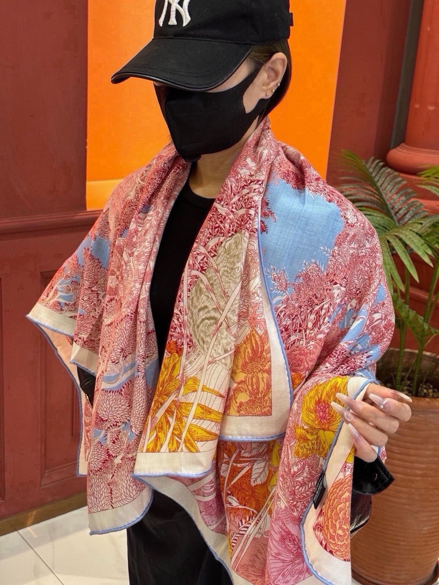 爱马仕~秋冬搭配利器❗️顶级双面同色 版真丝羊绒披肩!!1条等于2条】点睛精彩,图案和配色都超级喜欢,又一款双面配色工艺 爱马仕~秋冬搭配利器❗️顶级双面同色 版真丝羊绒披肩!!1条等于2条】点睛精彩,图案和配色都超级喜欢,又一款双面配色工艺