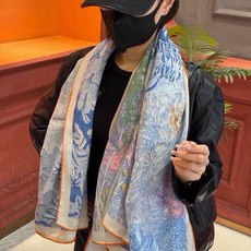 爱马仕~秋冬搭配利器❗️顶级双面同色 版真丝羊绒披肩!!1条等于2条】点睛精彩,图案和配色都超级喜欢,又一款双面配色工艺 爱马仕~秋冬搭配利器❗️顶级双面同色 版真丝羊绒披肩!!1条等于2条】点睛精彩,图案和配色都超级喜欢,又一款双面配色工艺