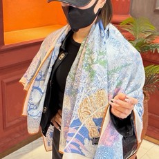 爱马仕~秋冬搭配利器❗️顶级双面同色 版真丝羊绒披肩!!1条等于2条】点睛精彩,图案和配色都超级喜欢,又一款双面配色工艺 爱马仕~秋冬搭配利器❗️顶级双面同色 版真丝羊绒披肩!!1条等于2条】点睛精彩,图案和配色都超级喜欢,又一款双面配色工艺