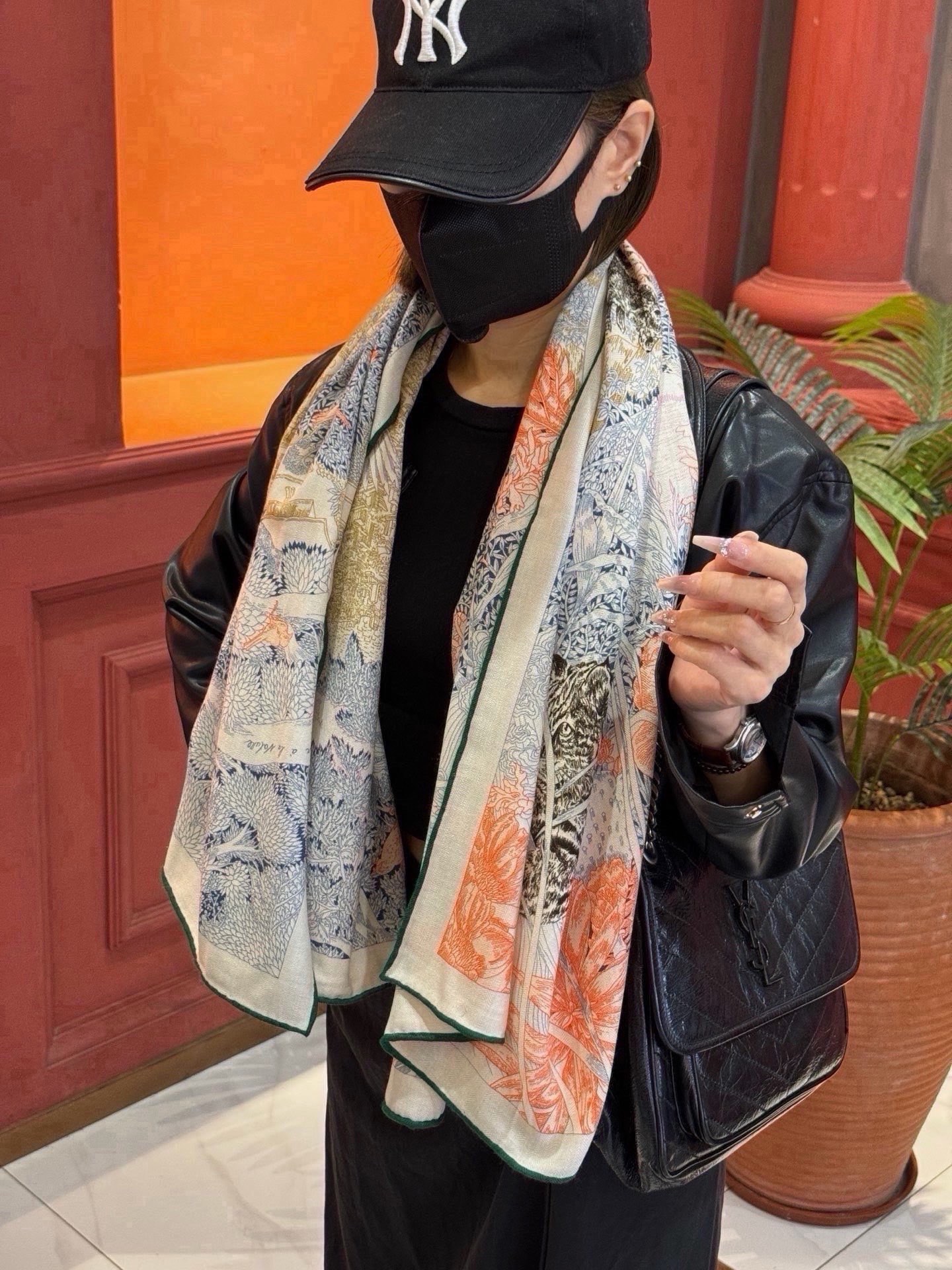 爱马仕～秋冬搭配利器❗️顶级双面同色 版真丝羊绒披肩！！1条等于2条】点睛精彩，图案和配色都超级喜欢，又一款双面配色工艺