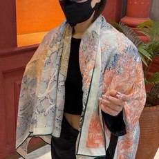 爱马仕~秋冬搭配利器❗️顶级双面同色 版真丝羊绒披肩!!1条等于2条】点睛精彩,图案和配色都超级喜欢,又一款双面配色工艺 爱马仕~秋冬搭配利器❗️顶级双面同色 版真丝羊绒披肩!!1条等于2条】点睛精彩,图案和配色都超级喜欢,又一款双面配色工艺