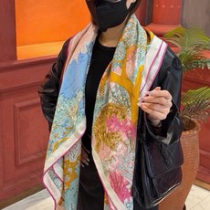 爱马仕~秋冬搭配利器❗️顶级双面同色 版真丝羊绒披肩!!1条等于2条】点睛精彩,图案和配色都超级喜欢,又一款双面配色工艺 爱马仕~秋冬搭配利器❗️顶级双面同色 版真丝羊绒披肩!!1条等于2条】点睛精彩,图案和配色都超级喜欢,又一款双面配色工艺