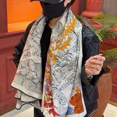 爱马仕~秋冬搭配利器❗️顶级双面同色 版真丝羊绒披肩!!1条等于2条】点睛精彩,图案和配色都超级喜欢,又一款双面配色工艺 爱马仕~秋冬搭配利器❗️顶级双面同色 版真丝羊绒披肩!!1条等于2条】点睛精彩,图案和配色都超级喜欢,又一款双面配色工艺