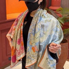 爱马仕~秋冬搭配利器❗️顶级双面同色 版真丝羊绒披肩!!1条等于2条】点睛精彩,图案和配色都超级喜欢,又一款双面配色工艺 爱马仕~秋冬搭配利器❗️顶级双面同色 版真丝羊绒披肩!!1条等于2条】点睛精彩,图案和配色都超级喜欢,又一款双面配色工艺