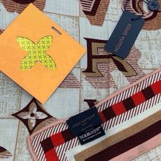 LV x TM 140披肩 【140顶级丝绒双面同色披肩】 本款L Multicolor披肩出自路易威登与知名日本艺术家 LV x TM 140披肩 【140顶级丝绒双面同色披肩】 本款L Multicolor披肩出自路易威登与知名日本艺术家
