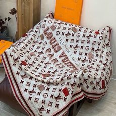 LV x TM 140披肩 【140顶级丝绒双面同色披肩】 本款L Multicolor披肩出自路易威登与知名日本艺术家 LV x TM 140披肩 【140顶级丝绒双面同色披肩】 本款L Multicolor披肩出自路易威登与知名日本艺术家