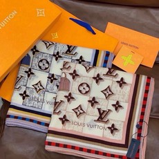 LV x TM 140披肩 【140顶级丝绒双面同色披肩】 本款L Multicolor披肩出自路易威登与知名日本艺术家 LV x TM 140披肩 【140顶级丝绒双面同色披肩】 本款L Multicolor披肩出自路易威登与知名日本艺术家