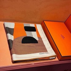 新款爱马仕小马跳跃,140*140cm,双面同色印花,高端的重磅丝羊绒面料,正反两面效果一样,70%羊绒+30%真丝, 新款爱马仕小马跳跃,140*140cm,双面同色印花,高端的重磅丝羊绒面料,正反两面效果一样,70%羊绒+30%真丝,