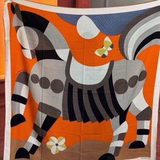 新款爱马仕小马跳跃,140*140cm,双面同色印花,高端的重磅丝羊绒面料,正反两面效果一样,70%羊绒+30%真丝, 新款爱马仕小马跳跃,140*140cm,双面同色印花,高端的重磅丝羊绒面料,正反两面效果一样,70%羊绒+30%真丝,