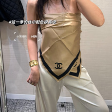 2026春夏 方形围巾 真丝斜纹布 摩卡与黑 马修•布拉齐将自己的首个系列作品构思为一场与嘉柏丽尔•香奈儿跨越时空的对话 2026春夏 方形围巾 真丝斜纹布 摩卡与黑 马修•布拉齐将自己的首个系列作品构思为一场与嘉柏丽尔•香奈儿跨越时空的对话