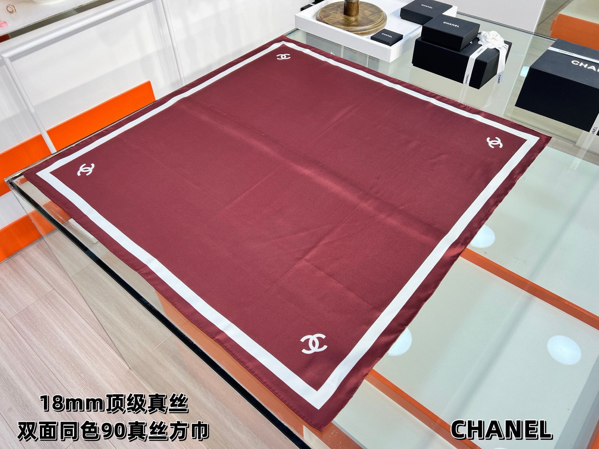2026春夏 方形围巾 真丝斜纹布 摩卡与黑 马修•布拉齐将自己的首个系列作品构思为一场与嘉柏丽尔•香奈儿跨越时空的对话