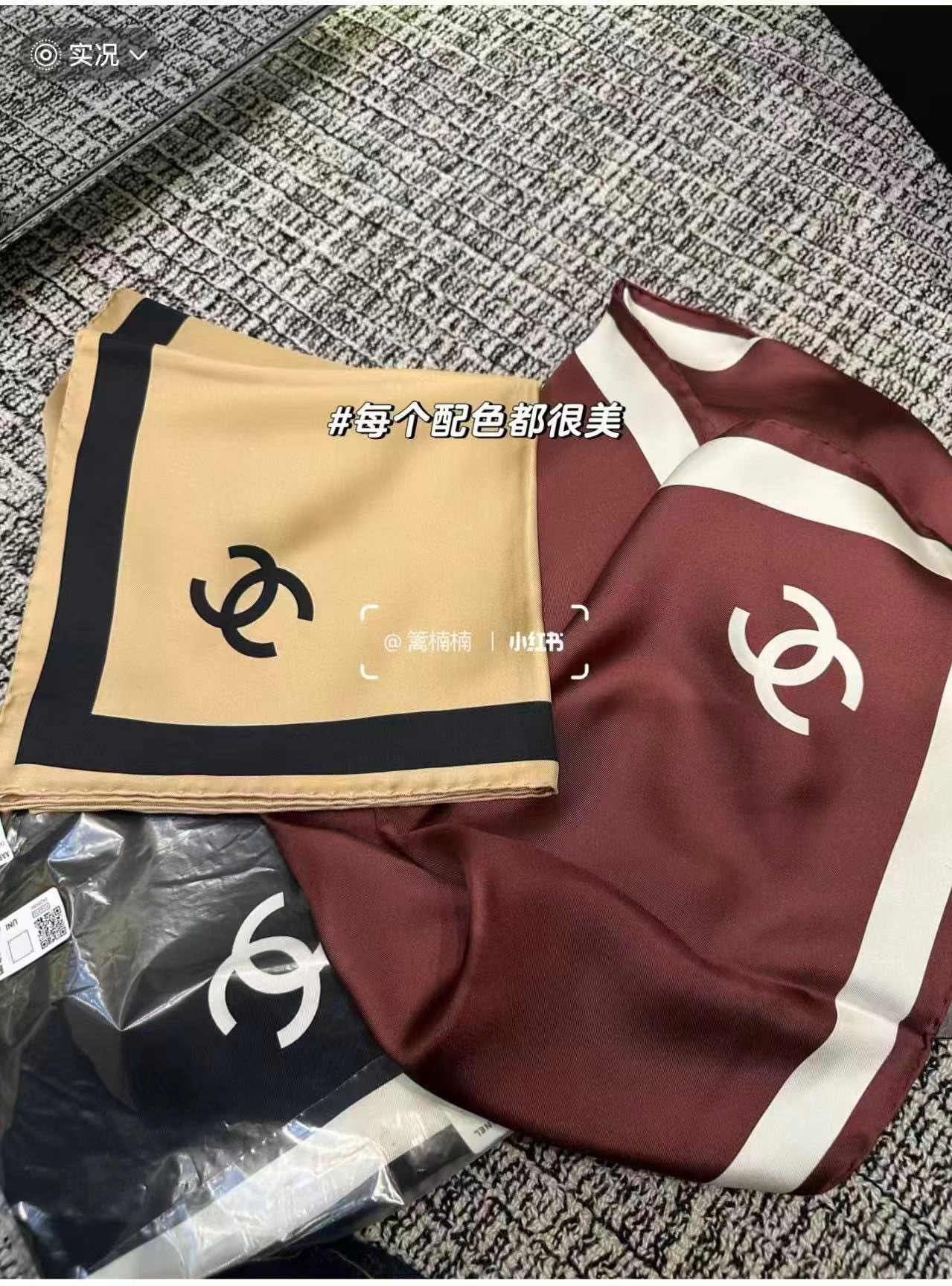 2026春夏 方形围巾 真丝斜纹布 摩卡与黑 马修•布拉齐将自己的首个系列作品构思为一场与嘉柏丽尔•香奈儿跨越时空的对话