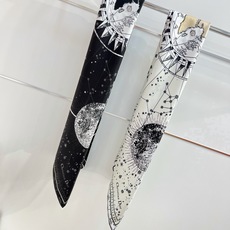 这款Dior 星座系列~ 【18mm顶级真丝双面同色印花方巾】 是发布秀的主打款式,以 Zodiac 印花、展示对星 这款Dior 星座系列~ 【18mm顶级真丝双面同色印花方巾】 是发布秀的主打款式,以 Zodiac 印花、展示对星