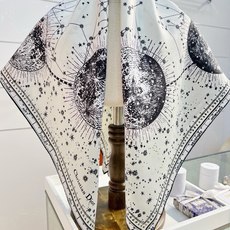 这款Dior 星座系列~ 【18mm顶级真丝双面同色印花方巾】 是发布秀的主打款式,以 Zodiac 印花、展示对星 这款Dior 星座系列~ 【18mm顶级真丝双面同色印花方巾】 是发布秀的主打款式,以 Zodiac 印花、展示对星