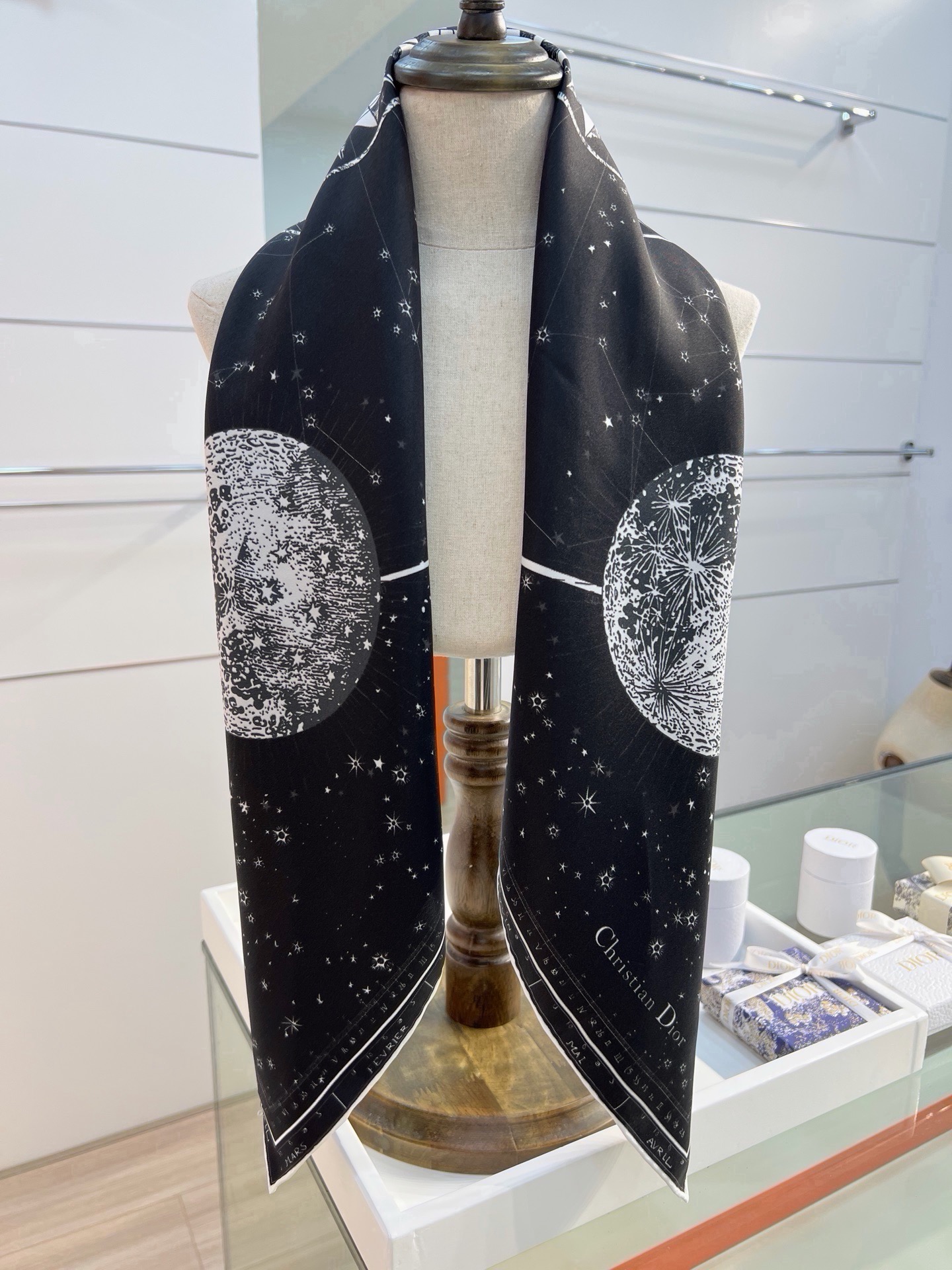 这款Dior 星座系列～   【18mm顶级真丝双面同色印花方巾】 是发布秀的主打款式，以 Zodiac 印花、展示对星