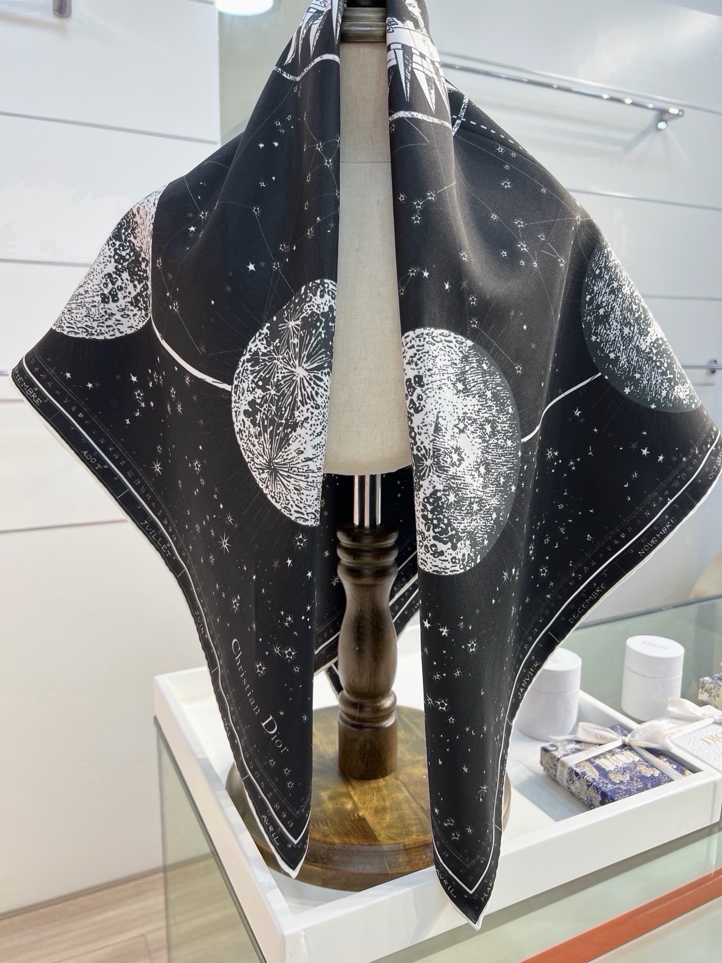 这款Dior 星座系列～   【18mm顶级真丝双面同色印花方巾】 是发布秀的主打款式，以 Zodiac 印花、展示对星