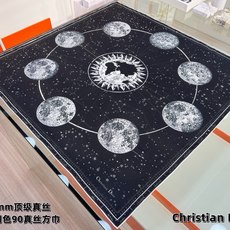 这款Dior 星座系列~ 【18mm顶级真丝双面同色印花方巾】 是发布秀的主打款式,以 Zodiac 印花、展示对星 这款Dior 星座系列~ 【18mm顶级真丝双面同色印花方巾】 是发布秀的主打款式,以 Zodiac 印花、展示对星