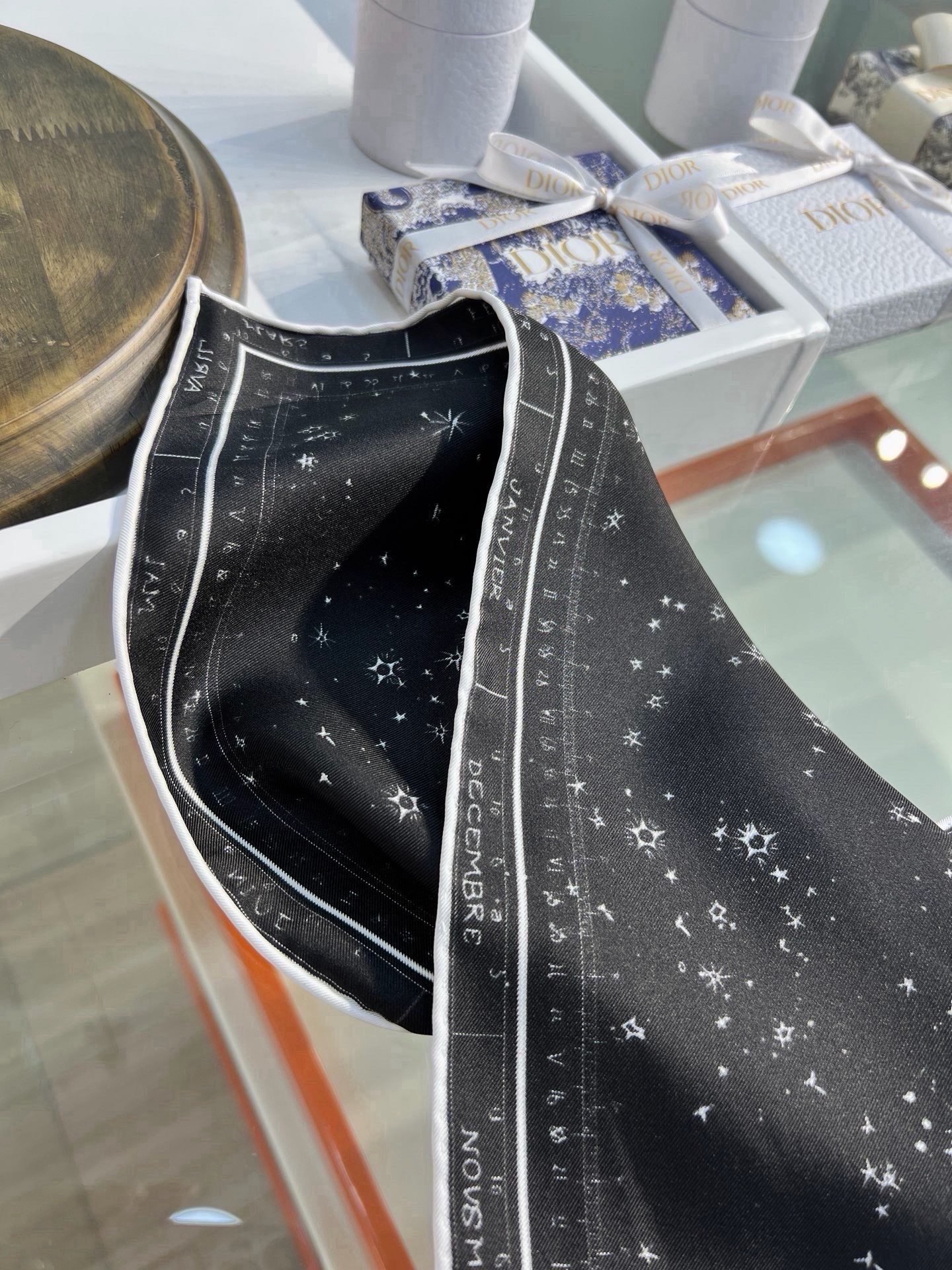 这款Dior 星座系列～   【18mm顶级真丝双面同色印花方巾】 是发布秀的主打款式，以 Zodiac 印花、展示对星