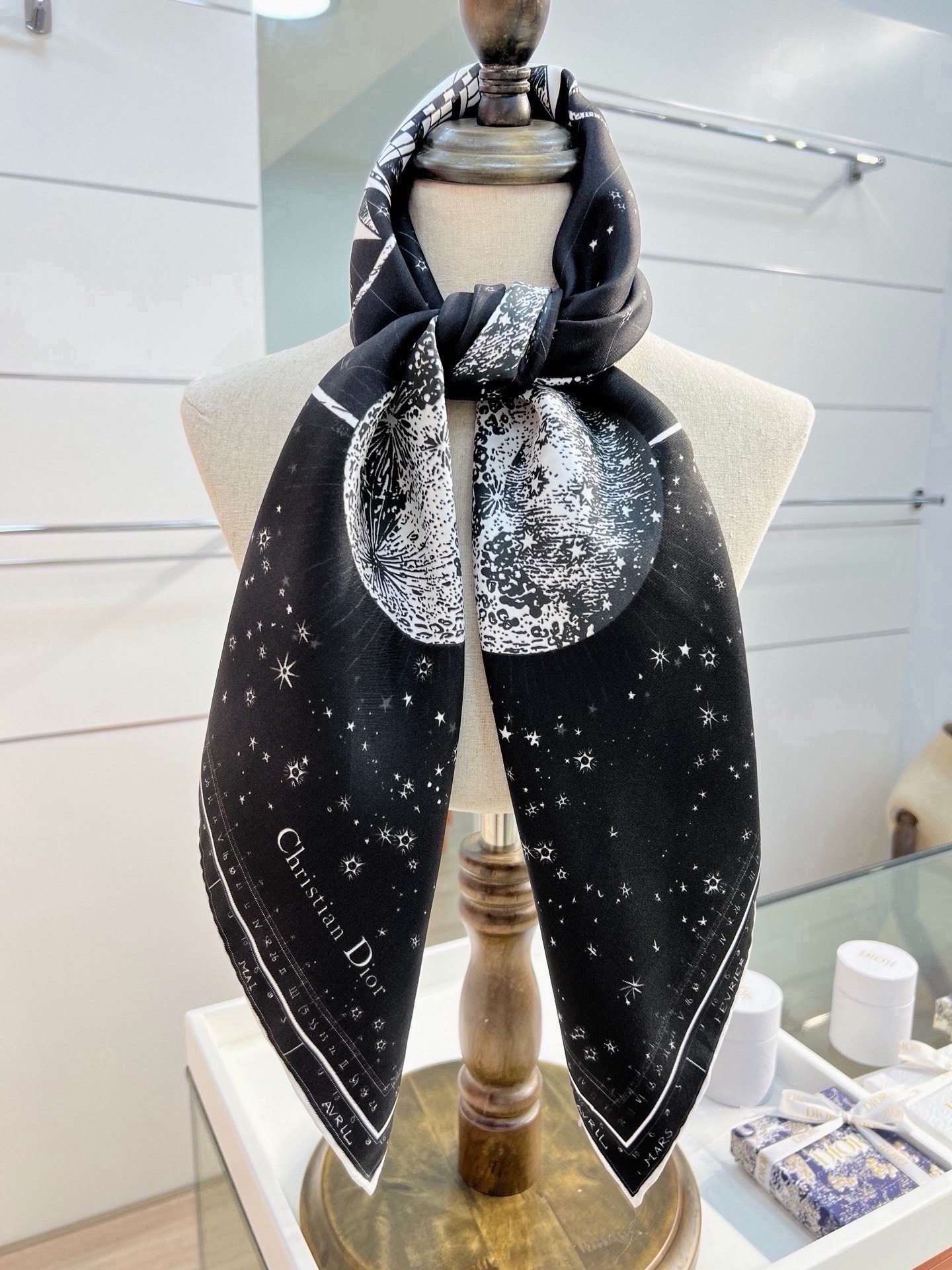 这款Dior 星座系列～   【18mm顶级真丝双面同色印花方巾】 是发布秀的主打款式，以 Zodiac 印花、展示对星