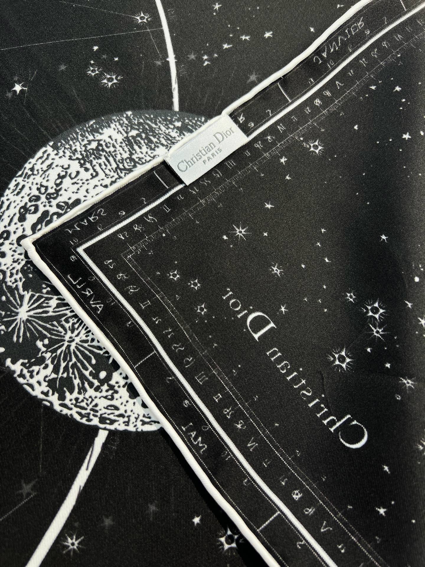 这款Dior 星座系列～   【18mm顶级真丝双面同色印花方巾】 是发布秀的主打款式，以 Zodiac 印花、展示对星