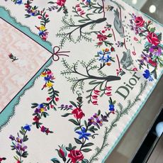 Dioramour 印花方巾 90 厘米蓝色桑蚕丝斜纹面料多色 Revolution Flowers 图案 Revolu Dioramour 印花方巾 90 厘米蓝色桑蚕丝斜纹面料多色 Revolution Flowers 图案 Revolu