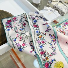 Dioramour 印花方巾 90 厘米蓝色桑蚕丝斜纹面料多色 Revolution Flowers 图案 Revolu Dioramour 印花方巾 90 厘米蓝色桑蚕丝斜纹面料多色 Revolution Flowers 图案 Revolu