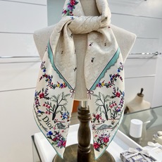Dioramour 印花方巾 90 厘米蓝色桑蚕丝斜纹面料多色 Revolution Flowers 图案 Revolu Dioramour 印花方巾 90 厘米蓝色桑蚕丝斜纹面料多色 Revolution Flowers 图案 Revolu