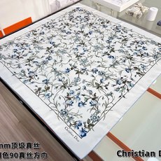 Dior 双面印花方巾 90 厘米白色桑蚕丝斜纹面料多色 Lumiere de Rose 图案 这款方巾饰以柔和精致的 Dior 双面印花方巾 90 厘米白色桑蚕丝斜纹面料多色 Lumiere de Rose 图案 这款方巾饰以柔和精致的