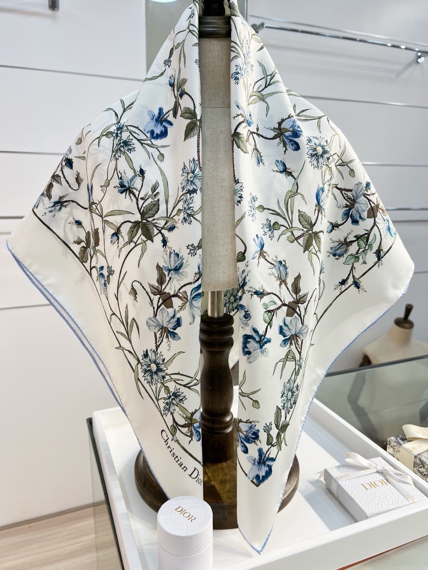 Dior 双面印花方巾 90 厘米白色桑蚕丝斜纹面料多色 Lumiere de Rose 图案 这款方巾饰以柔和精致的 