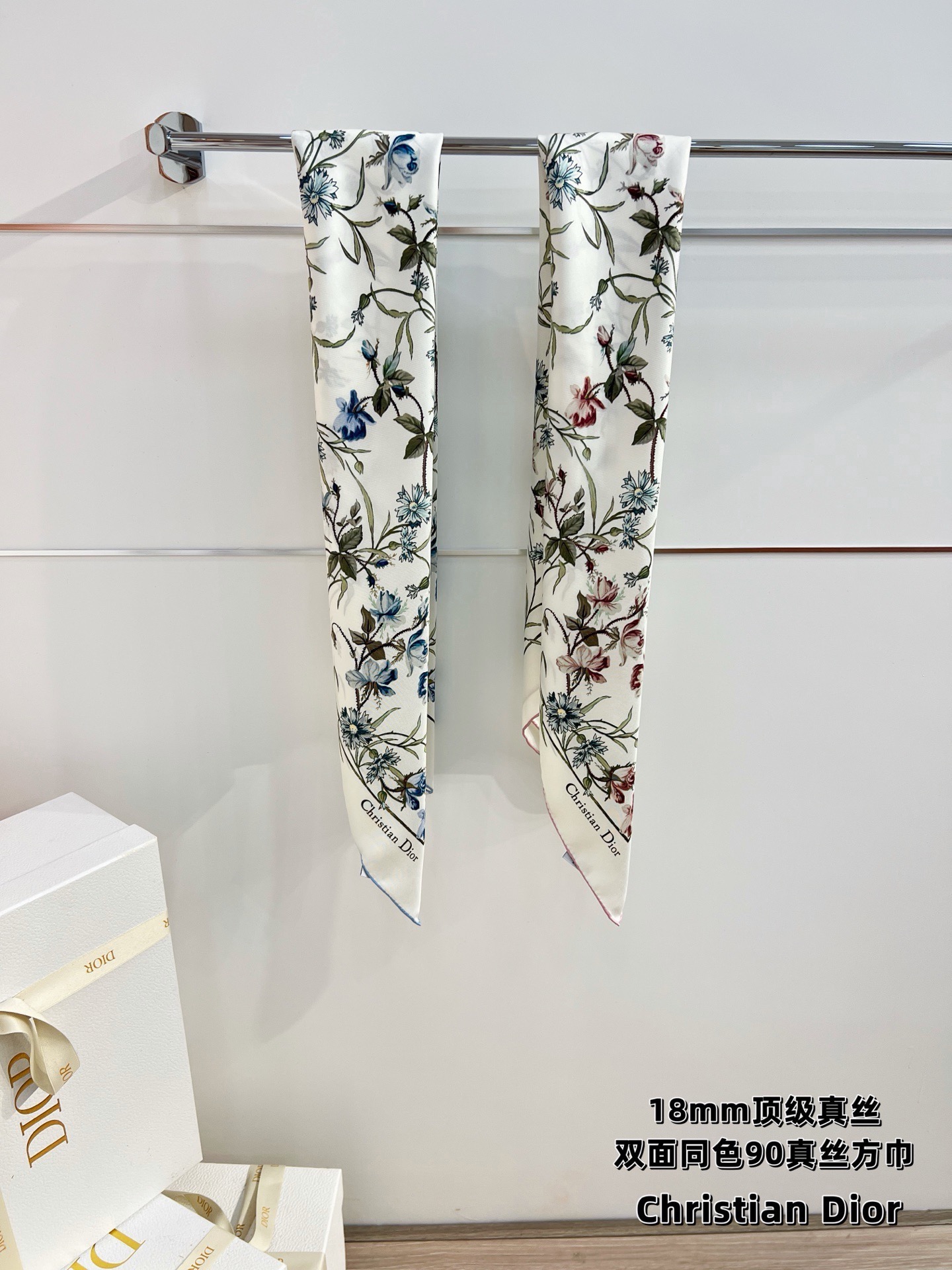 Dior 双面印花方巾 90 厘米白色桑蚕丝斜纹面料多色 Lumiere de Rose 图案 这款方巾饰以柔和精致的 