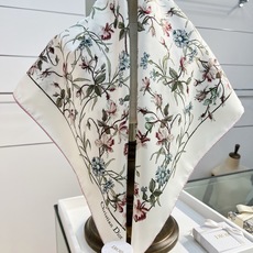 Dior 双面印花方巾 90 厘米白色桑蚕丝斜纹面料多色 Lumiere de Rose 图案 这款方巾饰以柔和精致的 Dior 双面印花方巾 90 厘米白色桑蚕丝斜纹面料多色 Lumiere de Rose 图案 这款方巾饰以柔和精致的