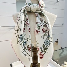 Dior 双面印花方巾 90 厘米白色桑蚕丝斜纹面料多色 Lumiere de Rose 图案 这款方巾饰以柔和精致的 Dior 双面印花方巾 90 厘米白色桑蚕丝斜纹面料多色 Lumiere de Rose 图案 这款方巾饰以柔和精致的
