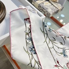 Dior 双面印花方巾 90 厘米白色桑蚕丝斜纹面料多色 Lumiere de Rose 图案 这款方巾饰以柔和精致的 Dior 双面印花方巾 90 厘米白色桑蚕丝斜纹面料多色 Lumiere de Rose 图案 这款方巾饰以柔和精致的