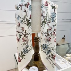 Dior 双面印花方巾 90 厘米白色桑蚕丝斜纹面料多色 Lumiere de Rose 图案 这款方巾饰以柔和精致的 Dior 双面印花方巾 90 厘米白色桑蚕丝斜纹面料多色 Lumiere de Rose 图案 这款方巾饰以柔和精致的