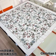 Dior 双面印花方巾 90 厘米白色桑蚕丝斜纹面料多色 Lumiere de Rose 图案 这款方巾饰以柔和精致的 Dior 双面印花方巾 90 厘米白色桑蚕丝斜纹面料多色 Lumiere de Rose 图案 这款方巾饰以柔和精致的