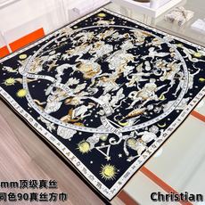 Dior 印花方巾 90 厘米白色桑蚕丝斜纹面料多色 十二星座系列图案 这款方巾饰以 十二星座系列 图案,呈现柔和的水彩 Dior 印花方巾 90 厘米白色桑蚕丝斜纹面料多色 十二星座系列图案 这款方巾饰以 十二星座系列 图案,呈现柔和的水彩
