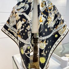 Dior 印花方巾 90 厘米白色桑蚕丝斜纹面料多色 十二星座系列图案 这款方巾饰以 十二星座系列 图案,呈现柔和的水彩 Dior 印花方巾 90 厘米白色桑蚕丝斜纹面料多色 十二星座系列图案 这款方巾饰以 十二星座系列 图案,呈现柔和的水彩