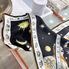 Dior 印花方巾 90 厘米白色桑蚕丝斜纹面料多色 十二星座系列图案 这款方巾饰以 十二星座系列 图案,呈现柔和的水彩 Dior 印花方巾 90 厘米白色桑蚕丝斜纹面料多色 十二星座系列图案 这款方巾饰以 十二星座系列 图案,呈现柔和的水彩